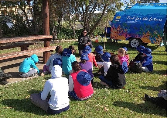 inline_954_https://yaffa-cdn.s3.amazonaws.com/fishing/images/dmImage/SourceImage/Cops & Koori kids 550.jpg