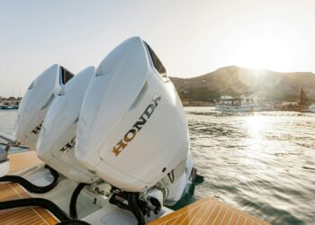 Honda launches BF350 V8