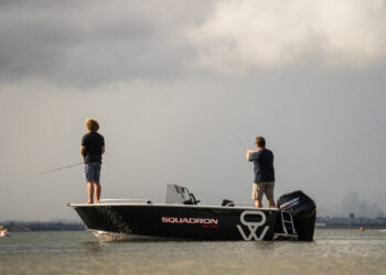 Centre console vs side console boats